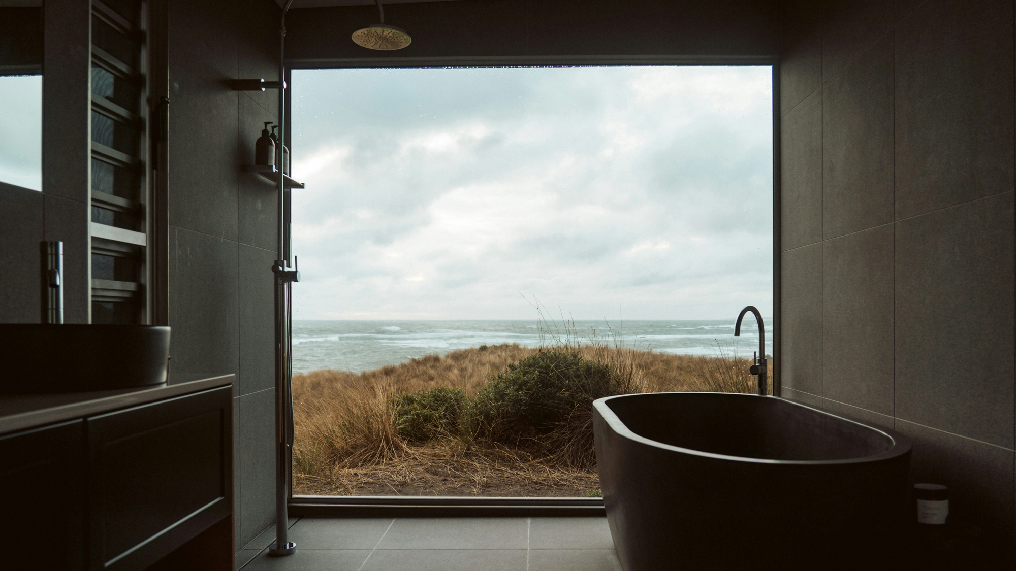 Verschmutzte Badewanne im Badezimmer