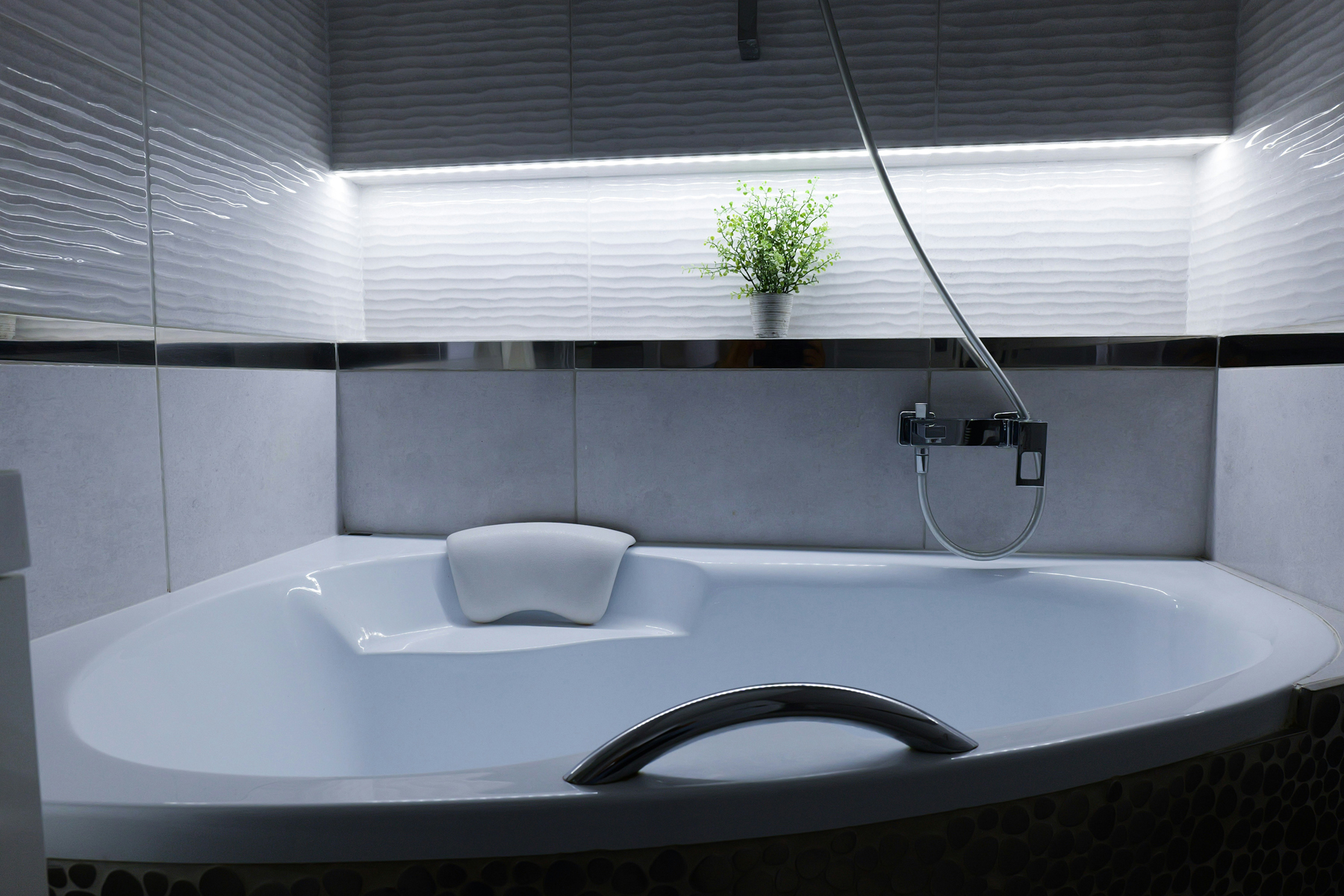 Saubere Badewanne im Badezimmer