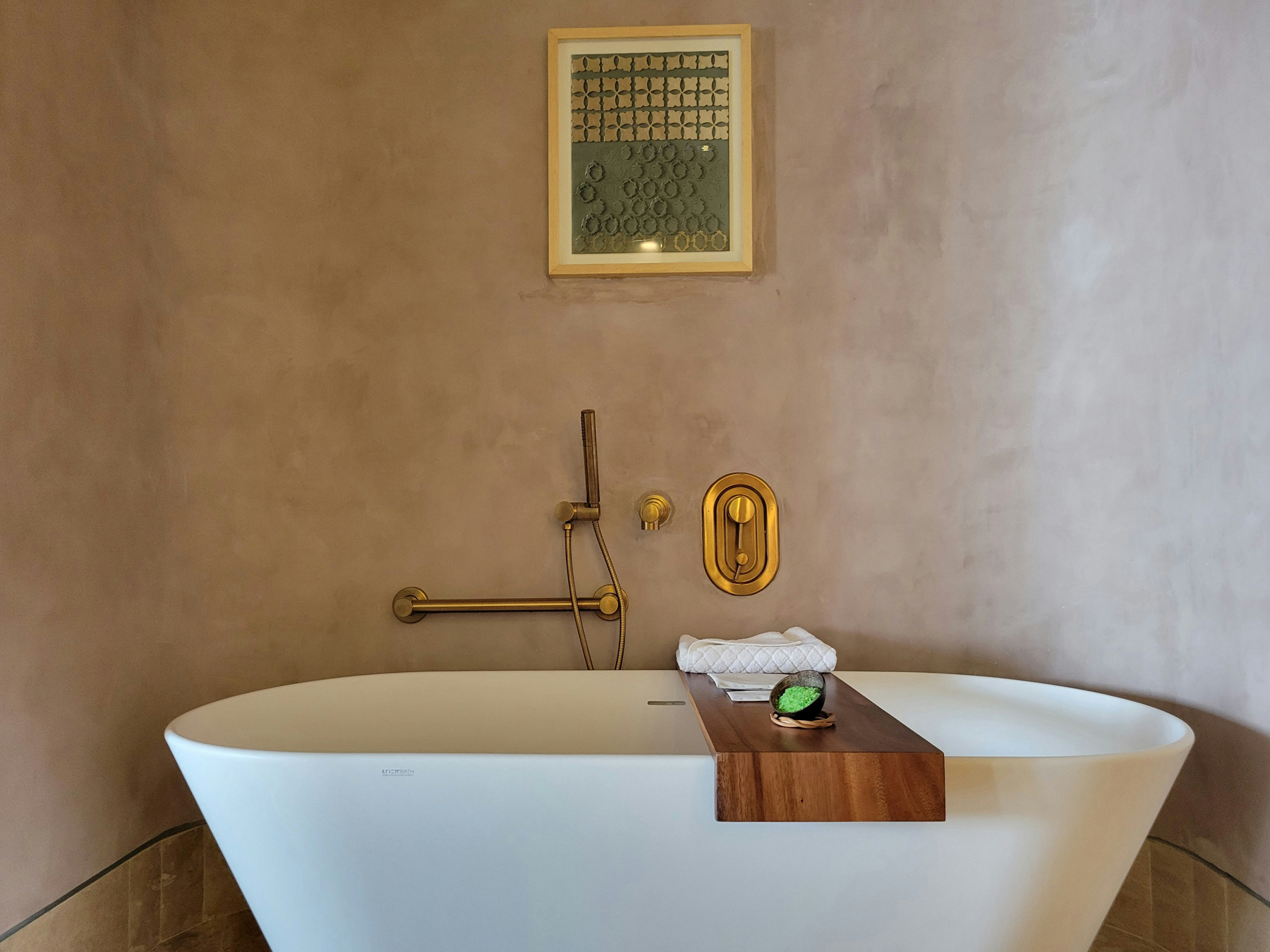 Badewanne mit Kalkablagerungen