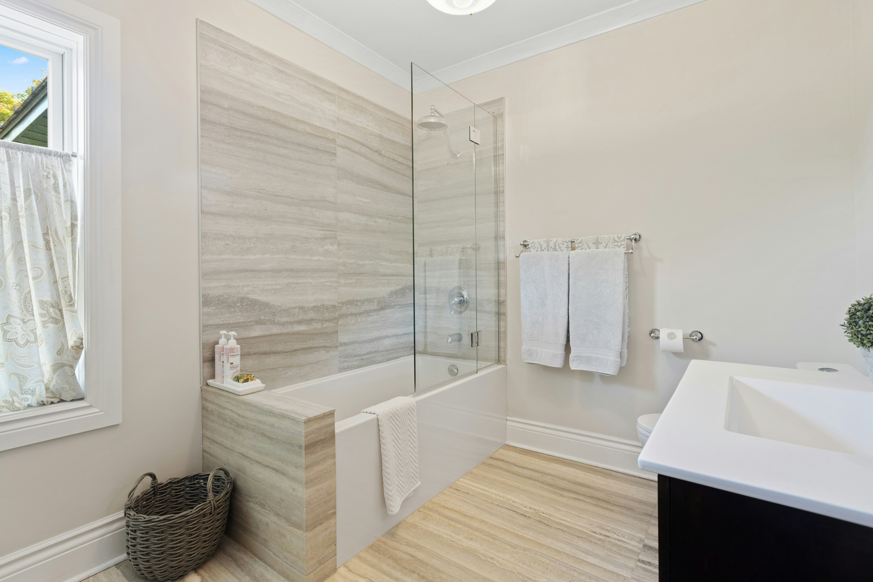 Verschmutzte Badewanne nach Bauarbeiten
