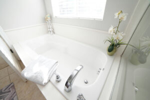 Reinigungsbürste im Badezimmer