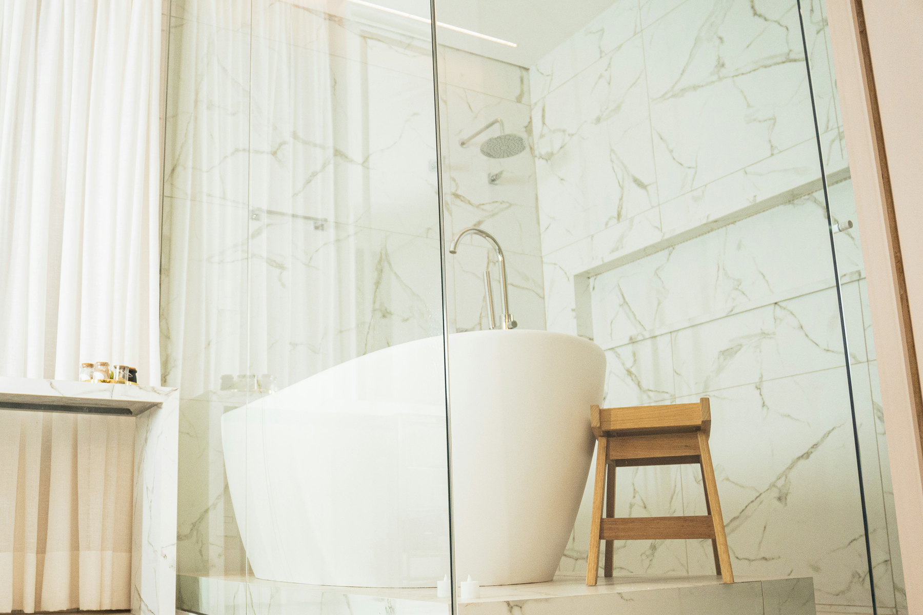 Saubere Badewanne im Badezimmer