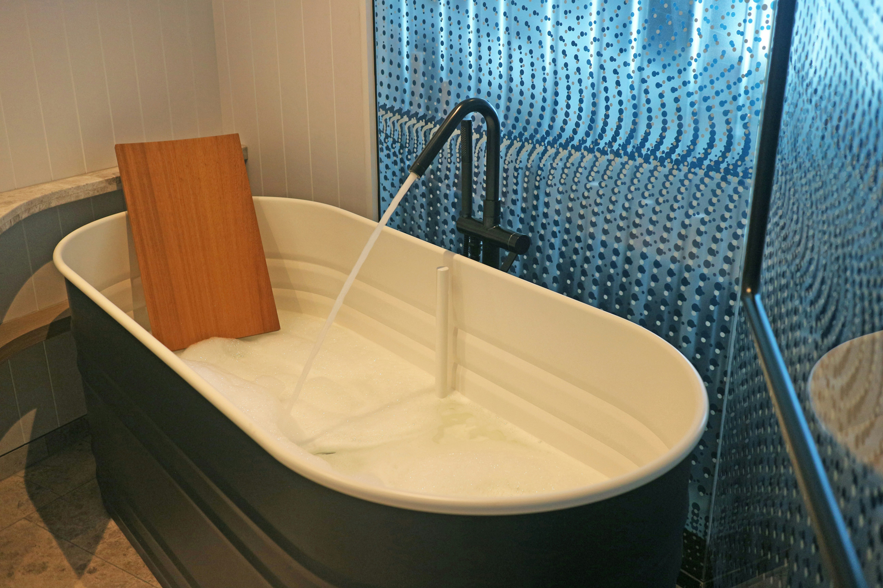 Badewanne mit leichten Verschmutzungen