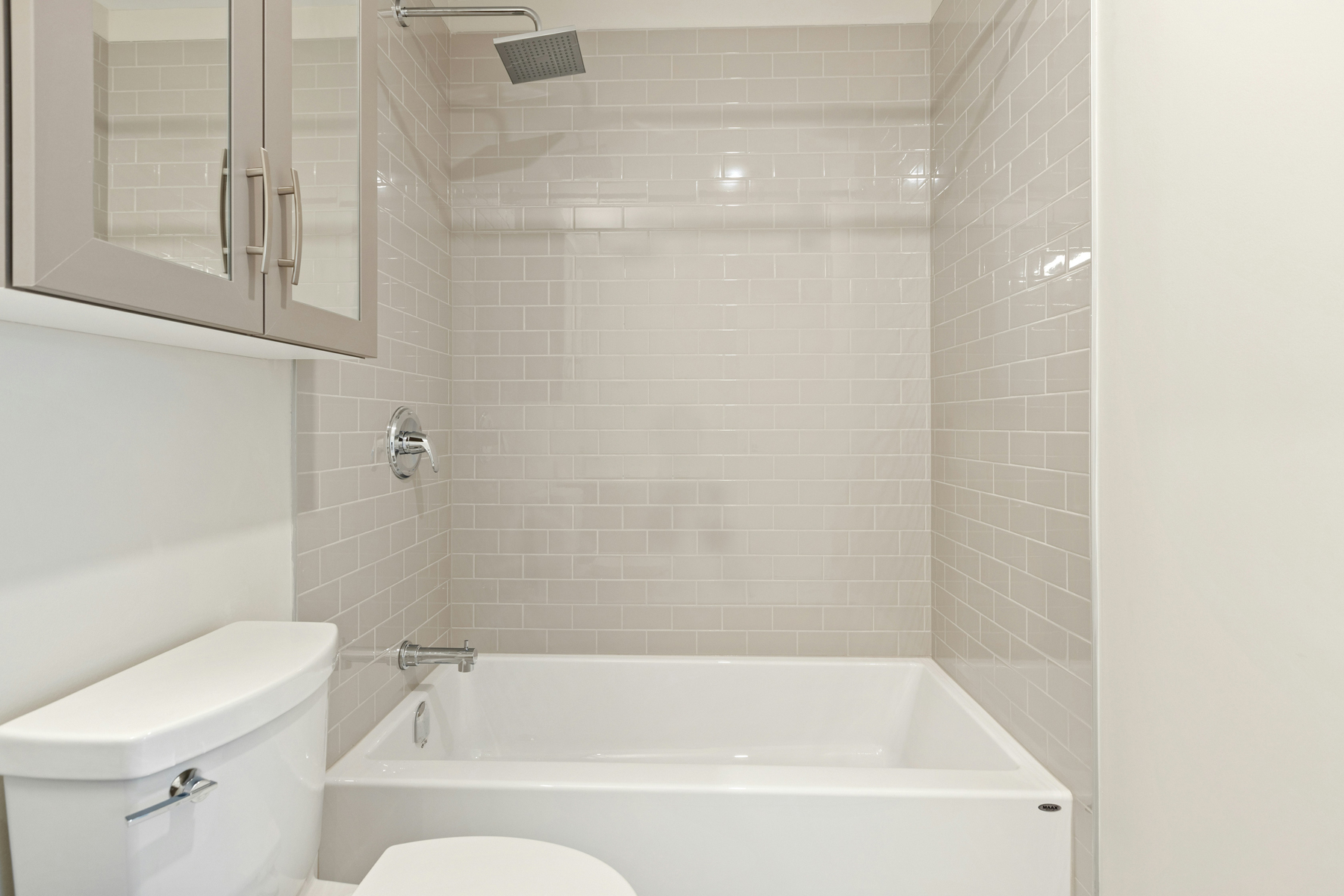 Saubere Badewanne im Badezimmer