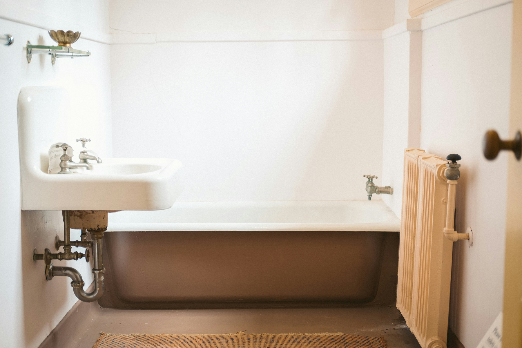 Matte Badewanne im Badezimmer