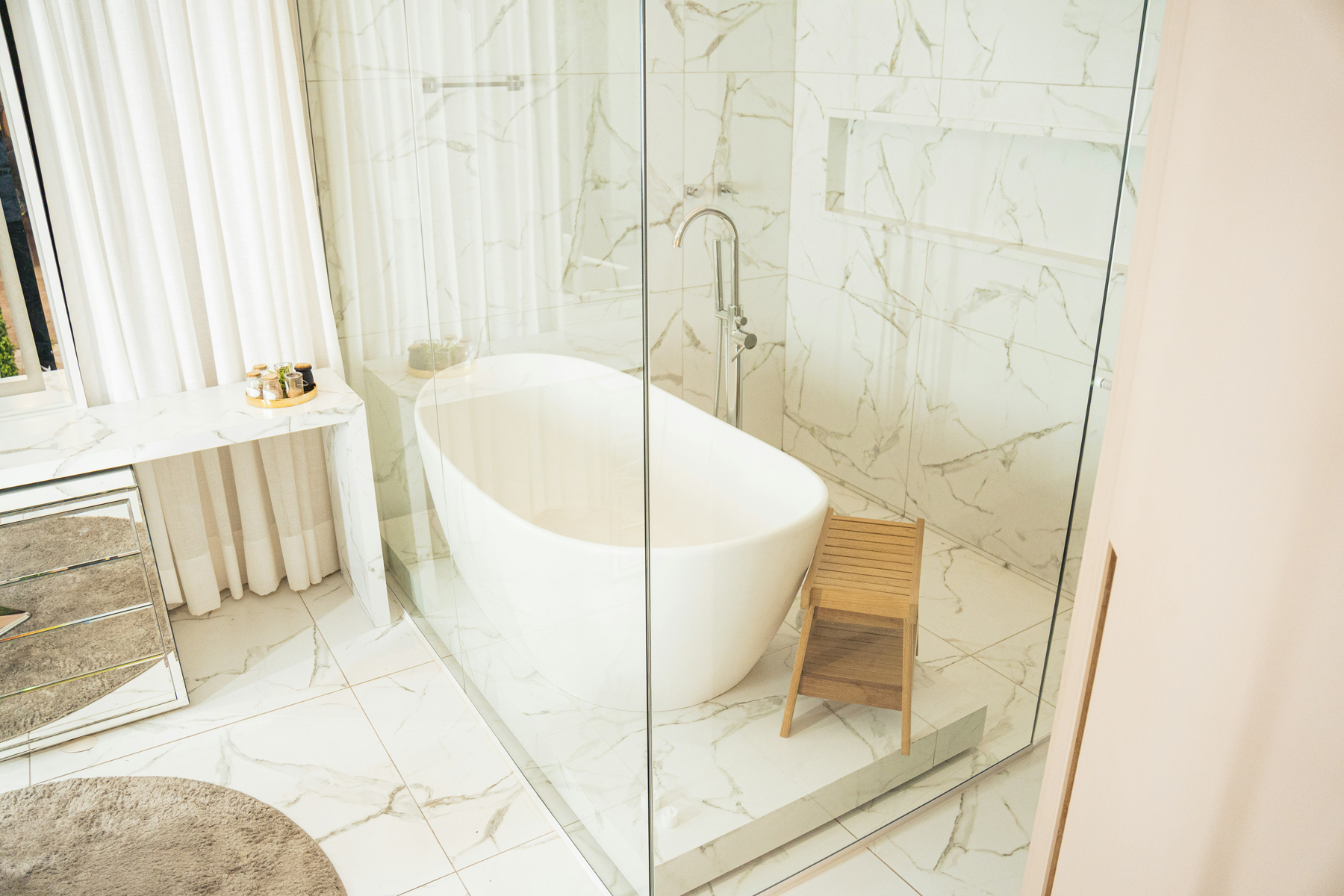 Saubere Badewanne im Badezimmer