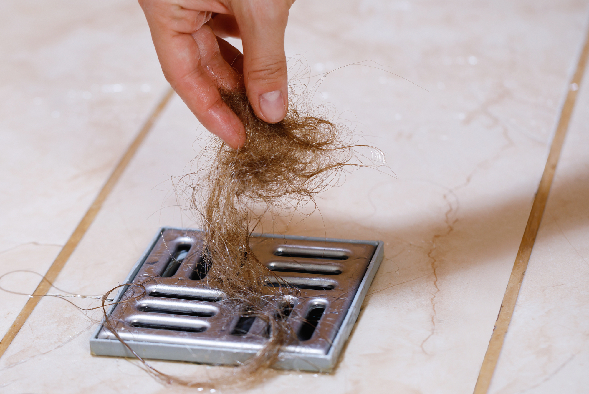 Haare im Badewannenabfluss entfernen