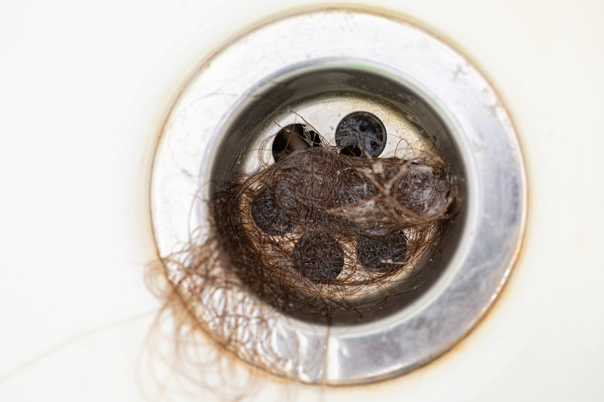 Verstopfter Badewannenabfluss durch Haare